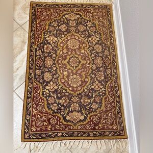 Elegant Floral Pattern Rug